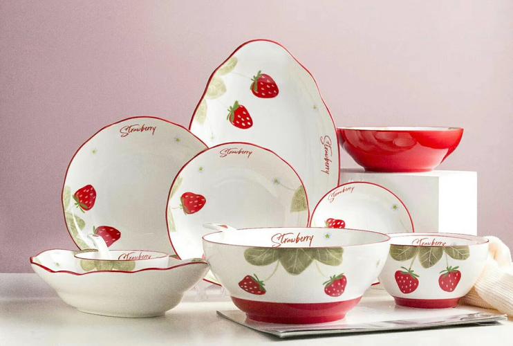 清仓微瑕疵产品瓷纳雅家用陶瓷可爱草莓碗餐具套装创意