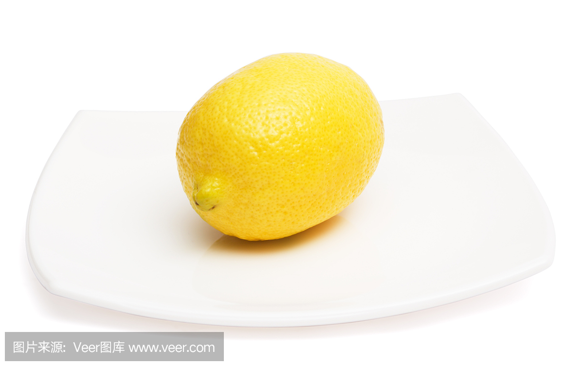 白色陶瓷盘上的黄色柠檬